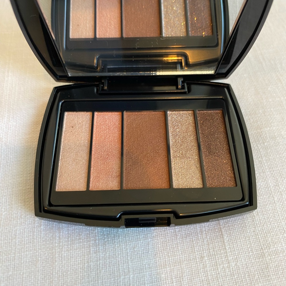 Luxurious Eyeshadow Palette with Brown and Gold Shades